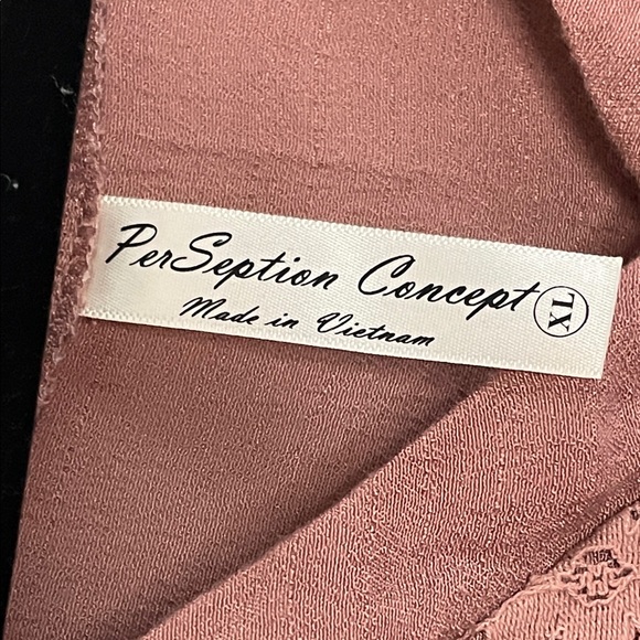 PerSeption Concept Women's Mauve Lace Detail Top with Shell Buttons Women’s XL - Picture 2 of 9